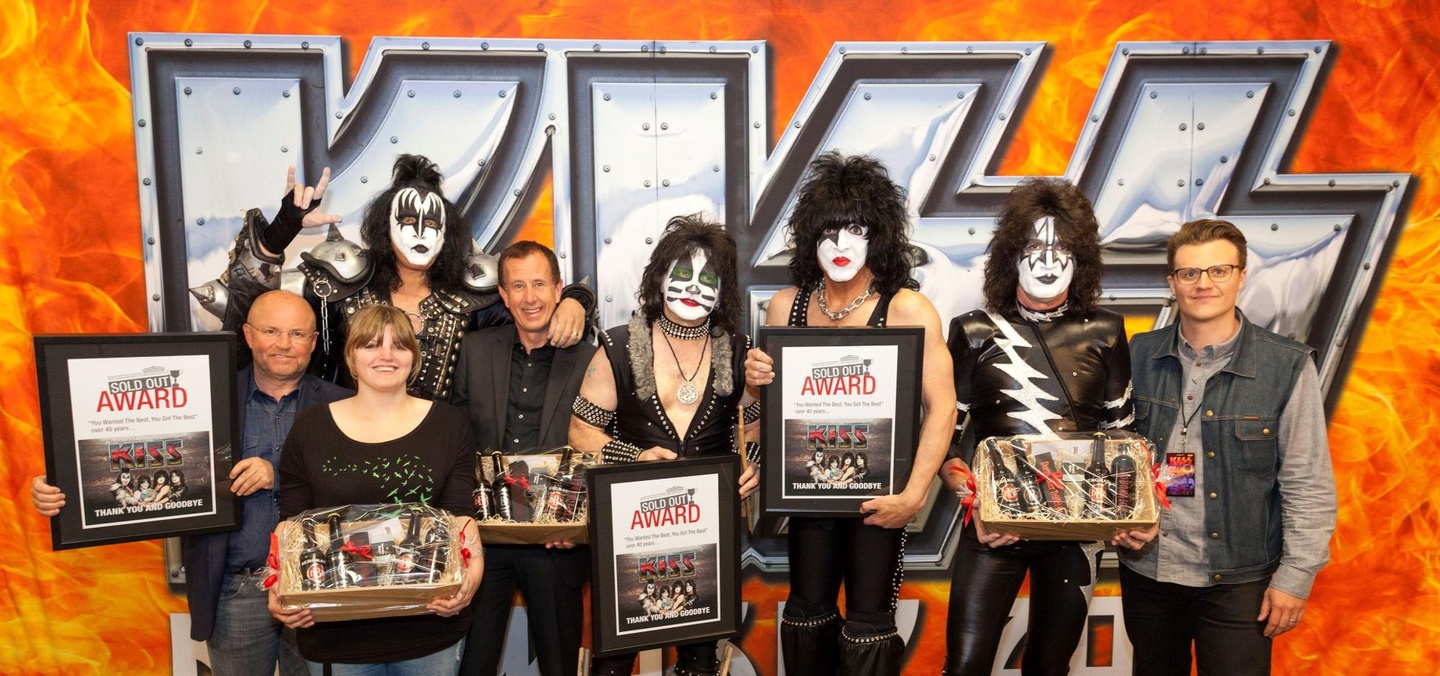 Bei der Verleihung des Sold-Out-Awards (von links): Fred Handwerker (handwerker promotion), Gene Simmons (Kiss), Jill Ackermann, Jochen Meschke (beide Veranstaltungszentrum Westfalenhallen...