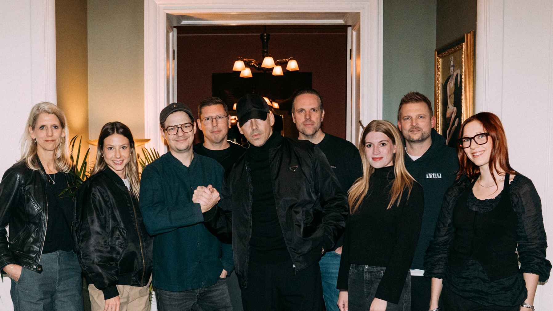 Besiegelten die fortbestehende Zusammenarbeit (von links): Angela Broer (Managing Director Operations Believe), Pia Klotzinger (Artist & Produktmanagement RAF Camora RBK), Kristof Jansen (...