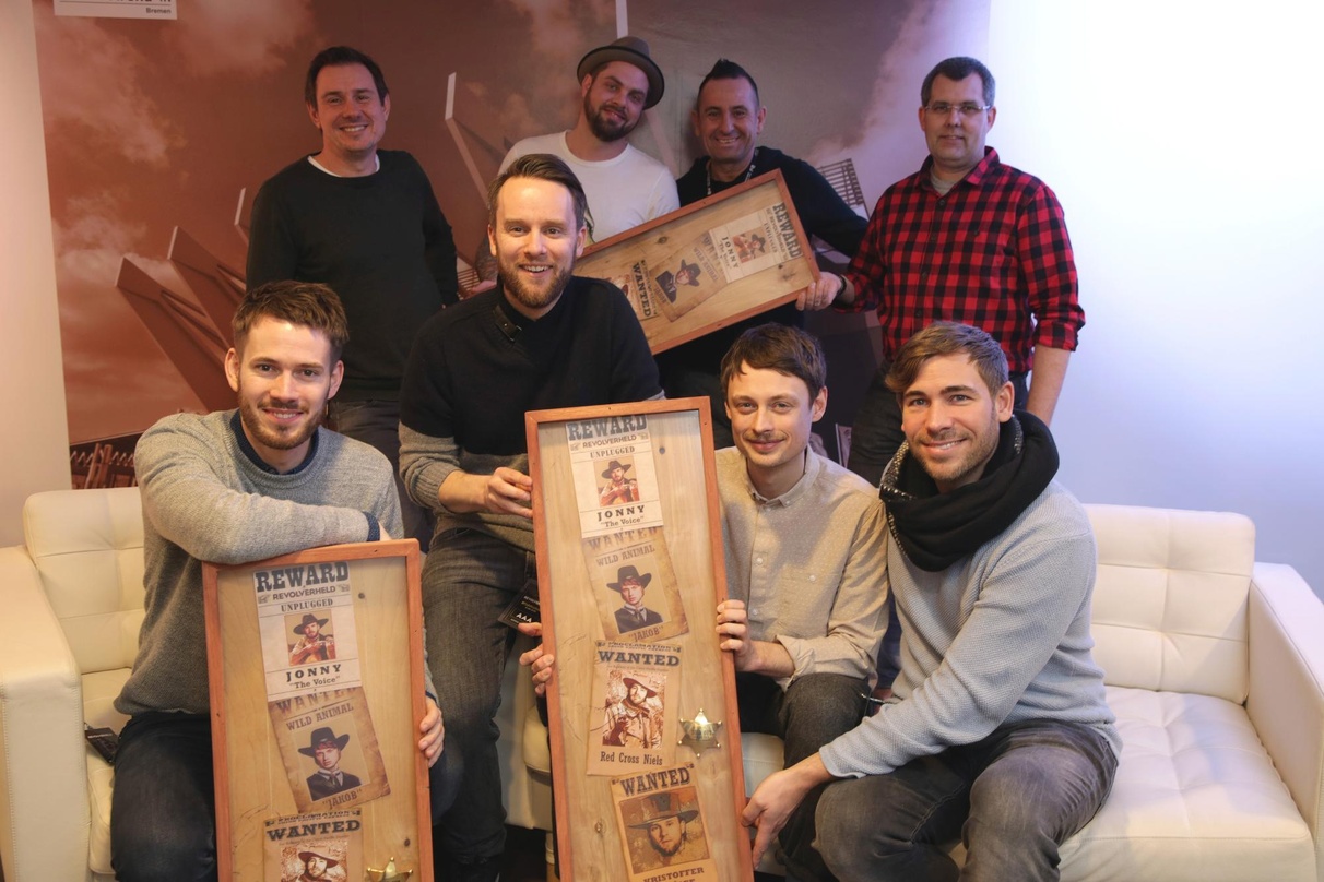 Bei der Übergabe der Sold Out Awards im Stil alter Fahndungsfotos (hinten, von links): Sascha Stadler, Markus Prottke (beide Stadler Management), Stefan Paul (Revue-Konzerte Bremen) und Pe...