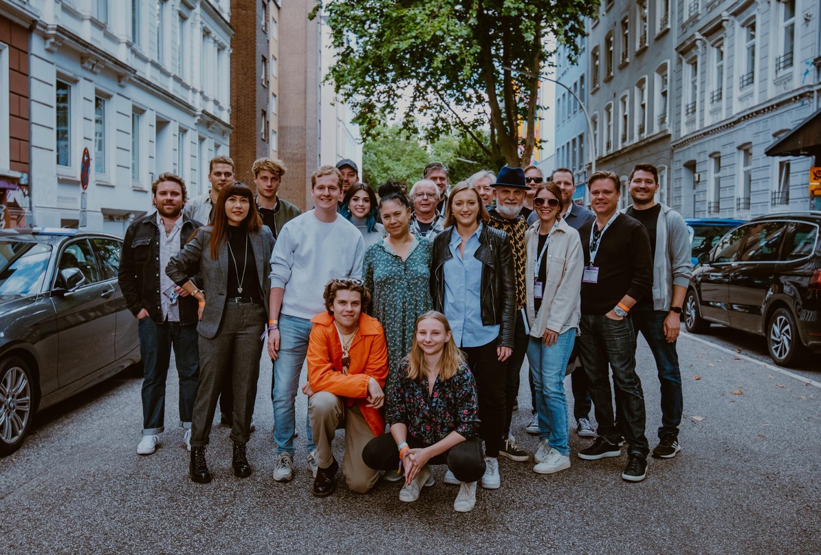 7898b5ecfd5df91f95b57f416ac0fd5f46d2b98b4c1a271626ecda7e33b62962 Neu formiert: Singer-Songwriter M. Byrd mit seinem neuen Team