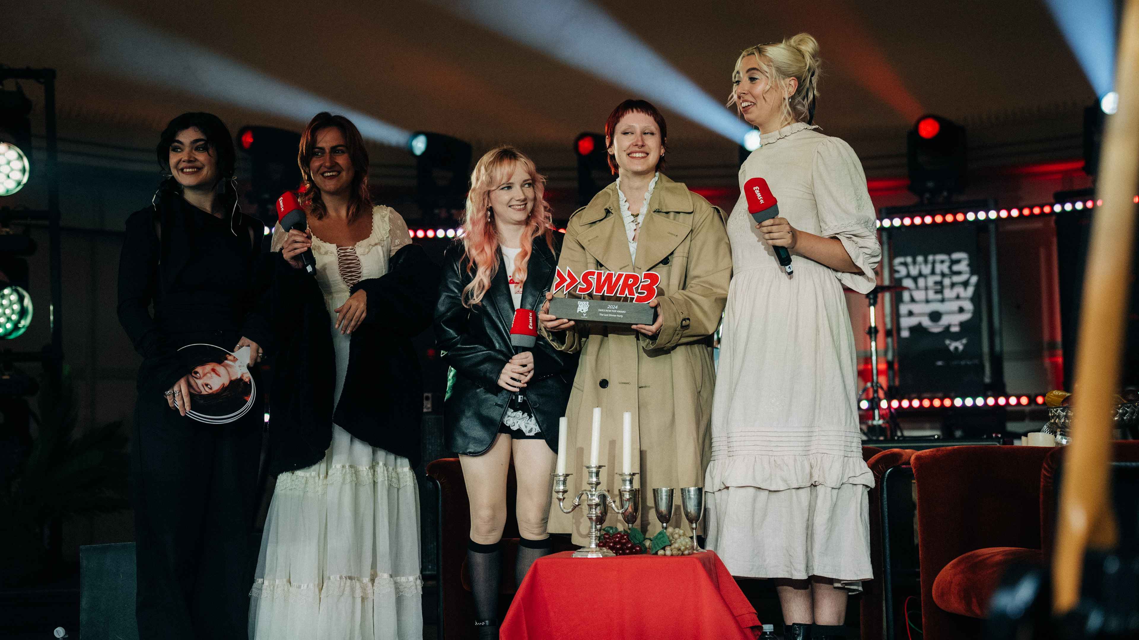 78b3f002 bd6c 42f5 bfd6 a80cd051f36a Punkteten dieses Jahr bei den BRITs bereits als bester Nachwuchs: The Last Dinner Party, bestehend aus (von links) Abigail Morris (Gesang), Aurora Nishevci (Piano), Emily Roberts (Gitarre)...