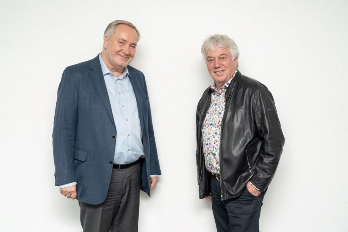 Arbeiten weiter zusammen: Winfried Jacobs (links, Managing Director Sikorski Musikverlage, Boosey & Hawkes, Bote & Bock) und Rolf Zuckowski