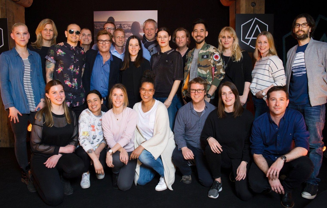 In Hamburg mit dabei (hinten, von links): Nina Stepanek (Warner Music), Bettina Dorn (Warner Music), Chester Bennington (Linkin Park), Marcus Friedheim (Warner Music), Bernd Dopp (Warner M...