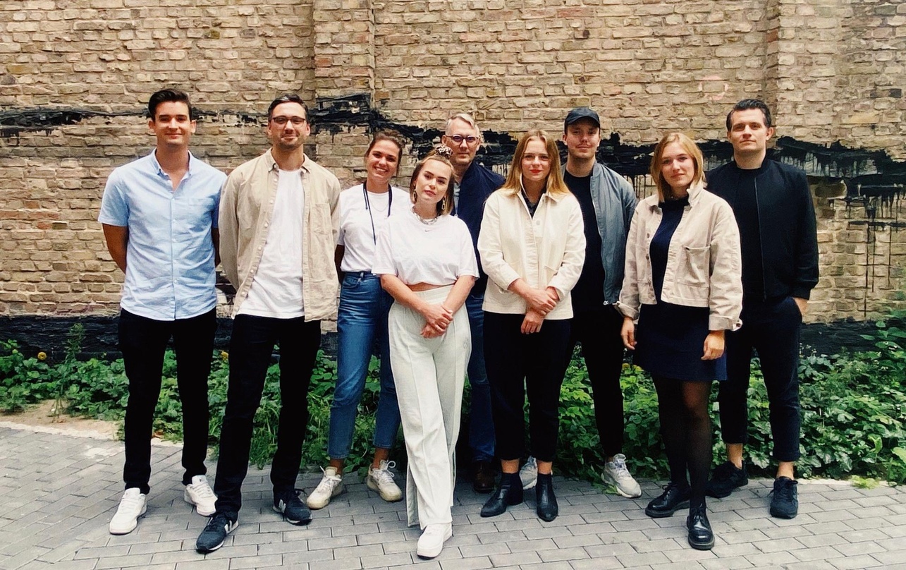 Brachten den Vertrag in trockene Tücher: Mathea (4. von links) und ihre Partner von Universal Music Publishing und RBK Management