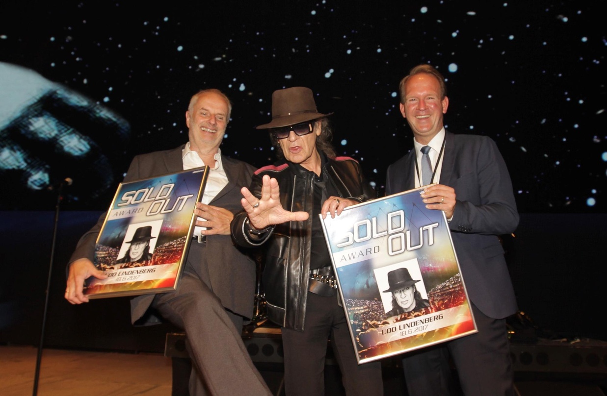 Hatten Spaß in der Lanxess Arena (von links): Roland "Balou" Temme (Geschäftsführer Think Big), Udo Lindenberg und Stefan Löcher (Geschäftsführer Arena Management)