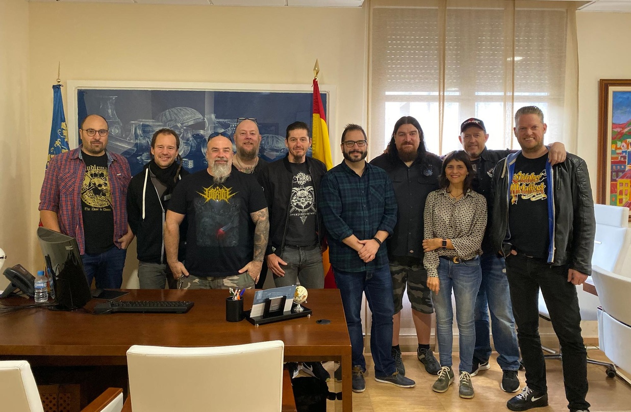 Bei der Versammlung in Spanien: Chris "Jagger" Jäger (dritter von links) und Achim Ostertag (vierter von rechts) vom Summer Breeze mit ihren internationalen Partnern