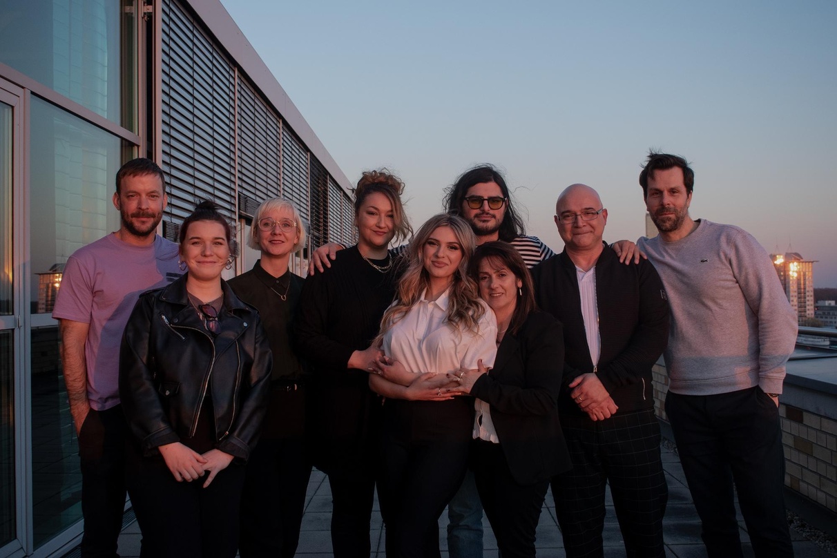 Haben sich geeinigt (von links): Friedrich Kraemer (Senior Director PR TV & Radio Domestic), Naemi Schilling (Project Coordination Manager Domestic Polydor Island), Katharina Lewis (Senior...
