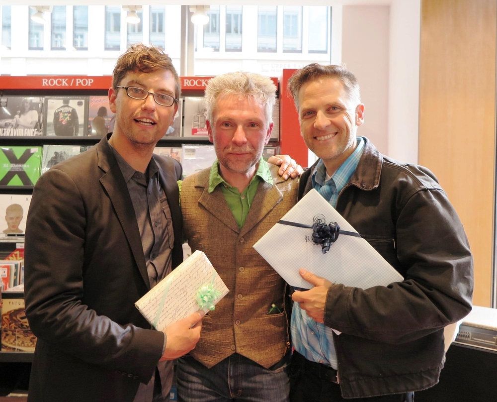Kamen für einen Auftritt ins Kulturkaufhaus: Ryan Alfred (links) und Joey Burns (rechts) von Calexico, mit Musikchef Hannes Kraus