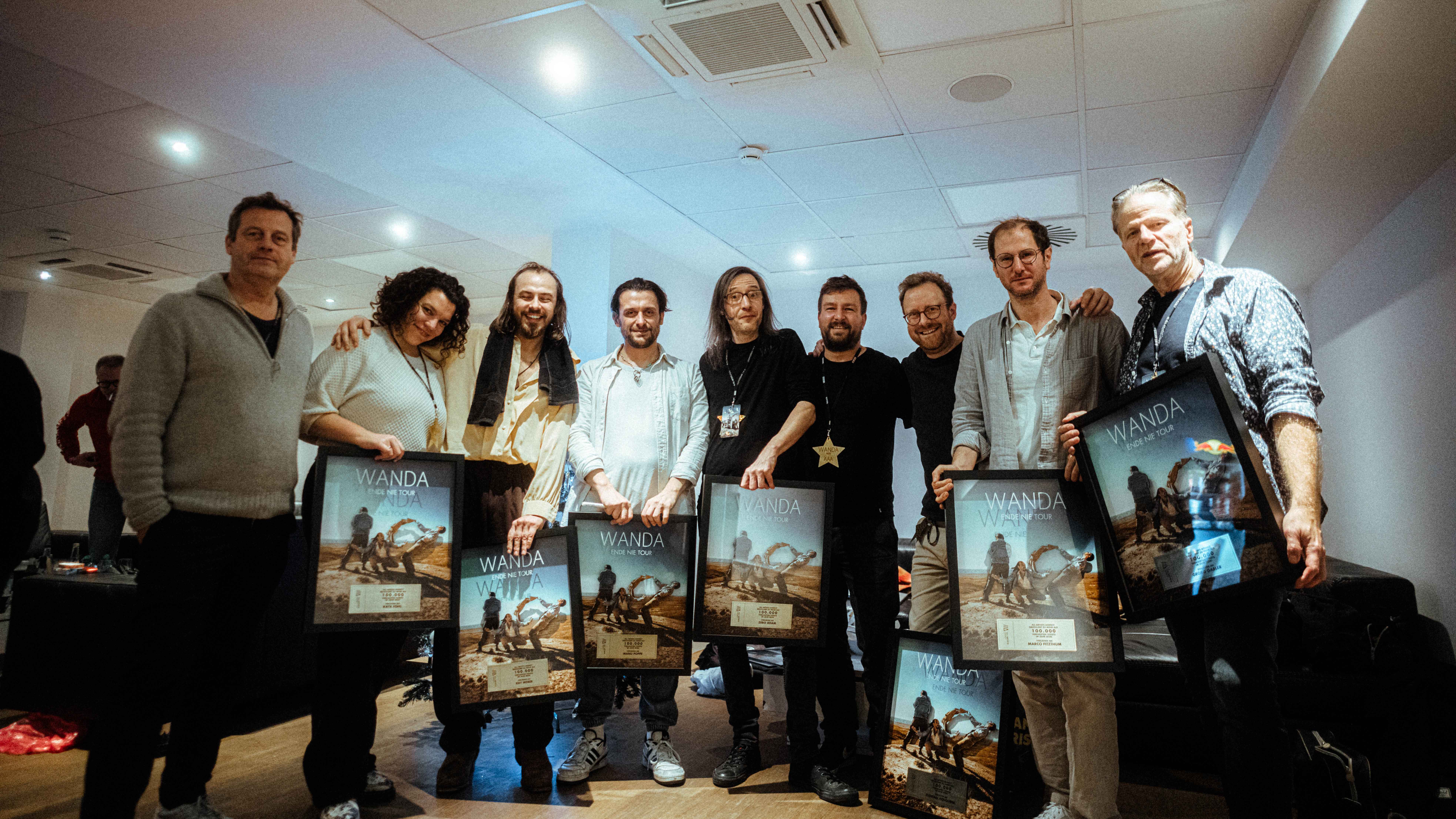 Foto: Alex Richter, Kata Fohl (beide Management), Ray Weber, Manuel Poppe, Zebo Adam (alle Band), Stephan Henkel (Booker All Artists Agency), Florian Holoubek, Marco Fitzthum und Georg Gab...