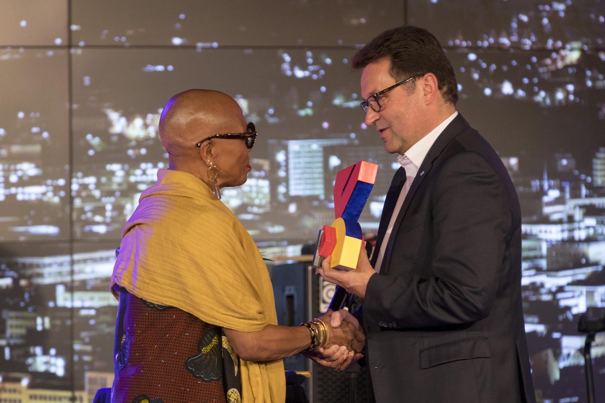 Bei der Verleihung der German Jazz Trophy: Preisträgerin Dee Dee Bridgewater und Martin Hettich (SpardaBank)