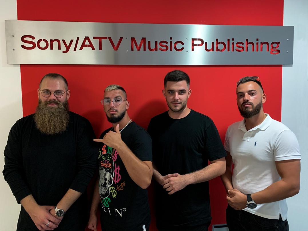 Machten die Zusammenarbeit fix (von links): Niklas Tholen (A&R Manager SonyATV), AriBeatz, Marcel Valin (A&R Manager SonyATV) und Christo Greece (Management AriBeatz)