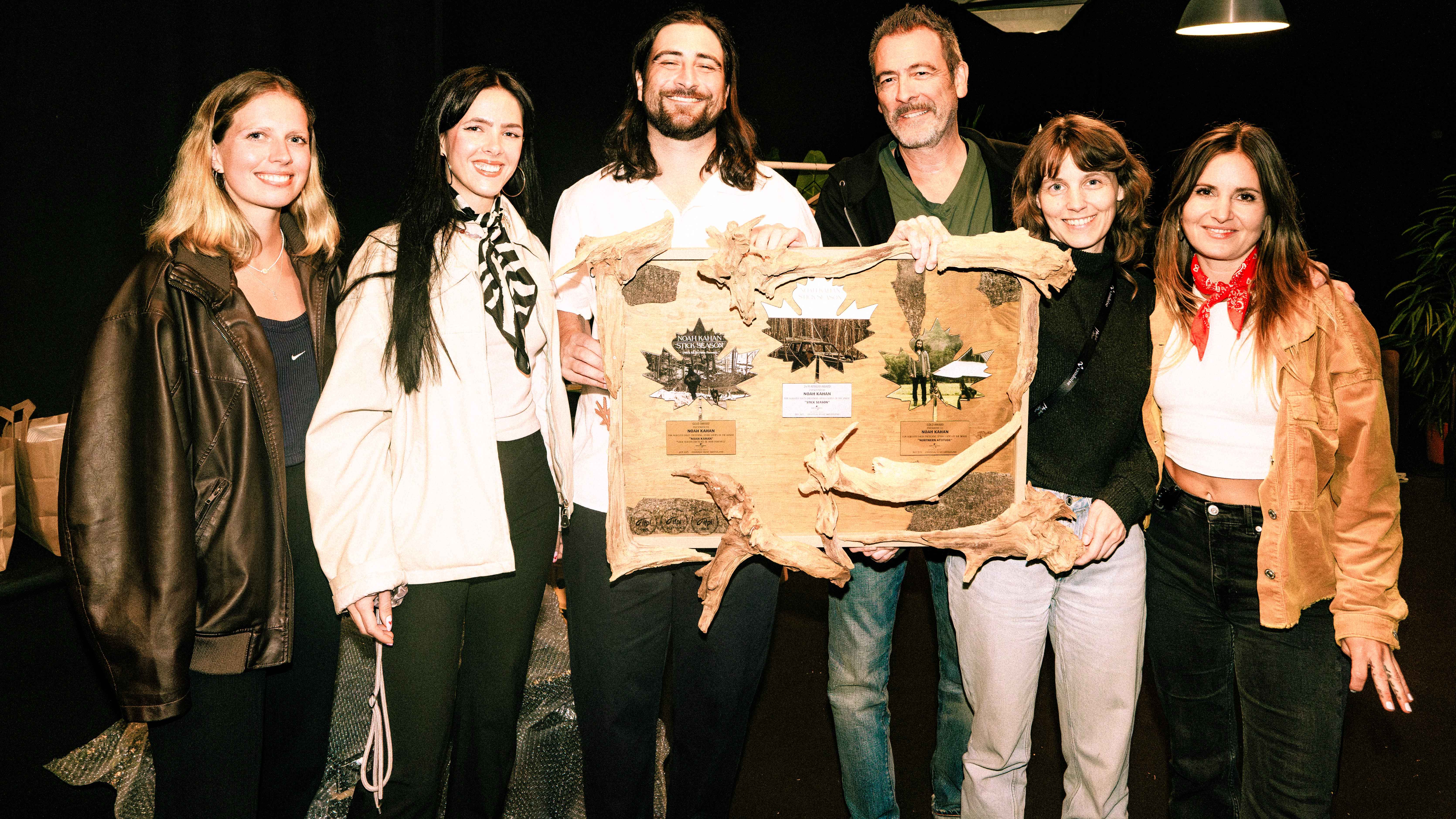 Zusammen im Schweizer Backstage (von links): Alissa Raemy (Lead Media Amplification) Tiiu Brunner (Marketing Manager, alle Universal Music Switzerland), Noah Kahan, Ivo Sacchi (Managing Di...