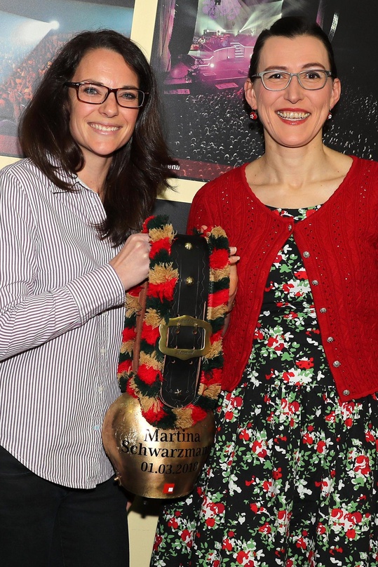 Wiederholungstäterinnen: Ramona Madlener (links, bigBox Allgäu) überreichte Martina Schwarzmann erneut einen Sold Out Award