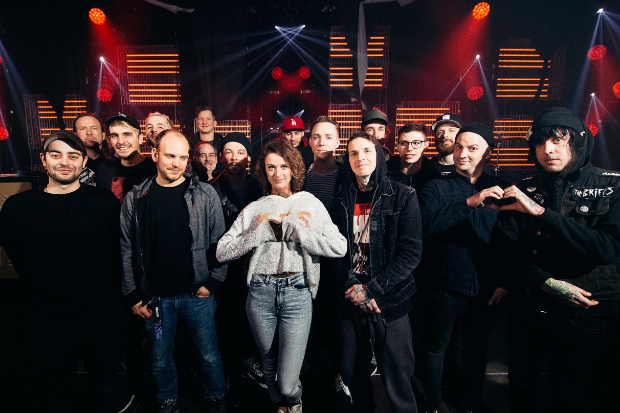 Erinnerungsfoto an die erfolgreichste Tour: Jennifer Rostock und ihre Crew