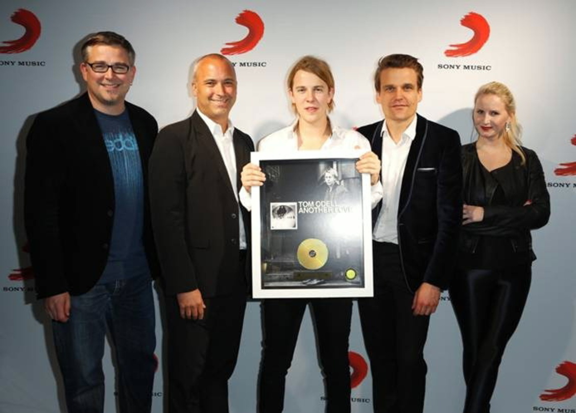Gold-Verleihung bei "Laut in München" 2013 (von links): Mathias Blühdorn (Director International Marketing Sony Music), Stefan Goebel (Senior Vice President Sony Music International GSA), ...