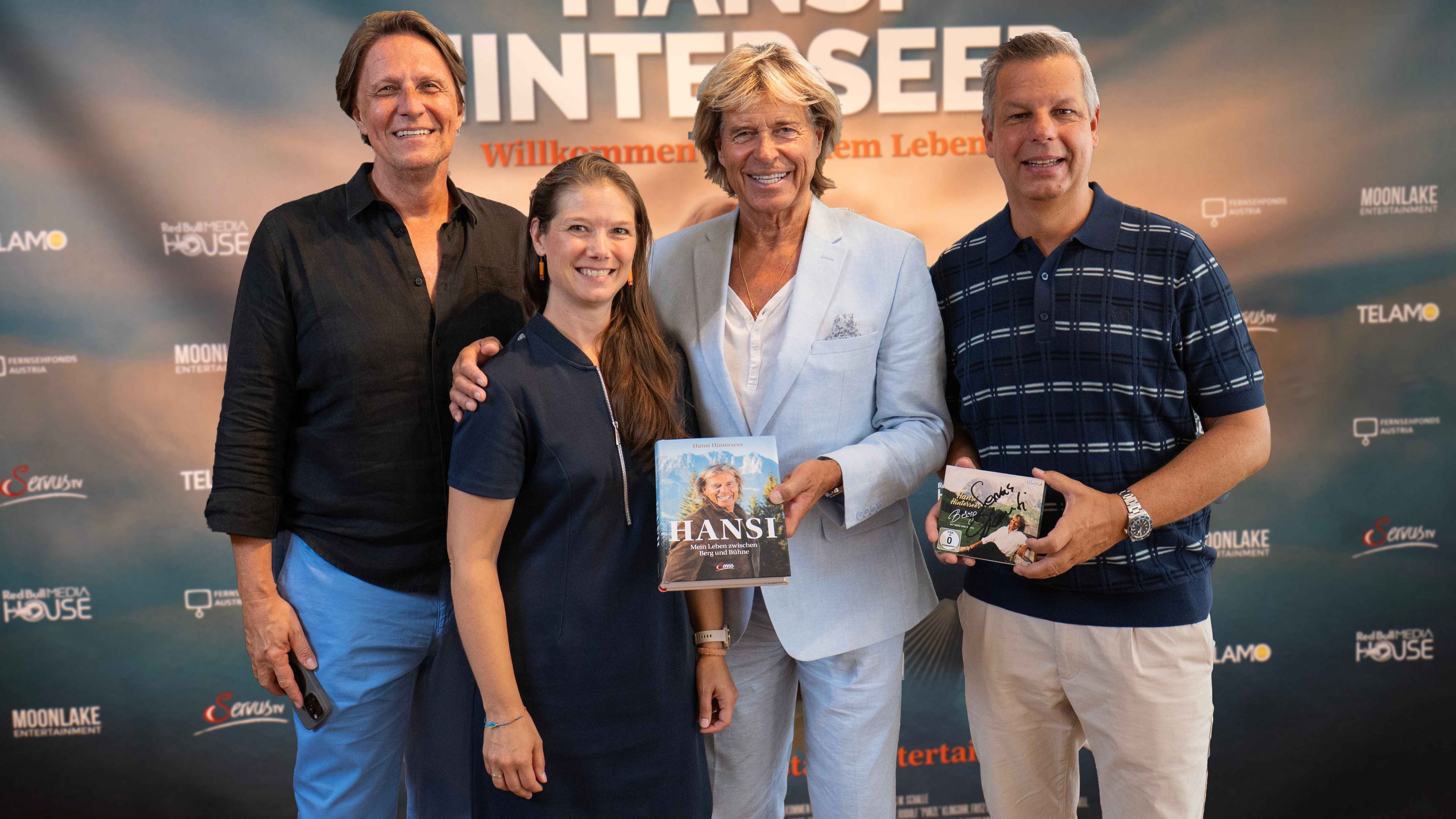 Präsentierte neue Projekte rund um Hansi Hinterseer (von links): Hannes M. Schalle (Regisseur/Autor), Sophia Aigner (Editor Project Management Benevento Publishing), Hansi Hinterseer, Ken ...