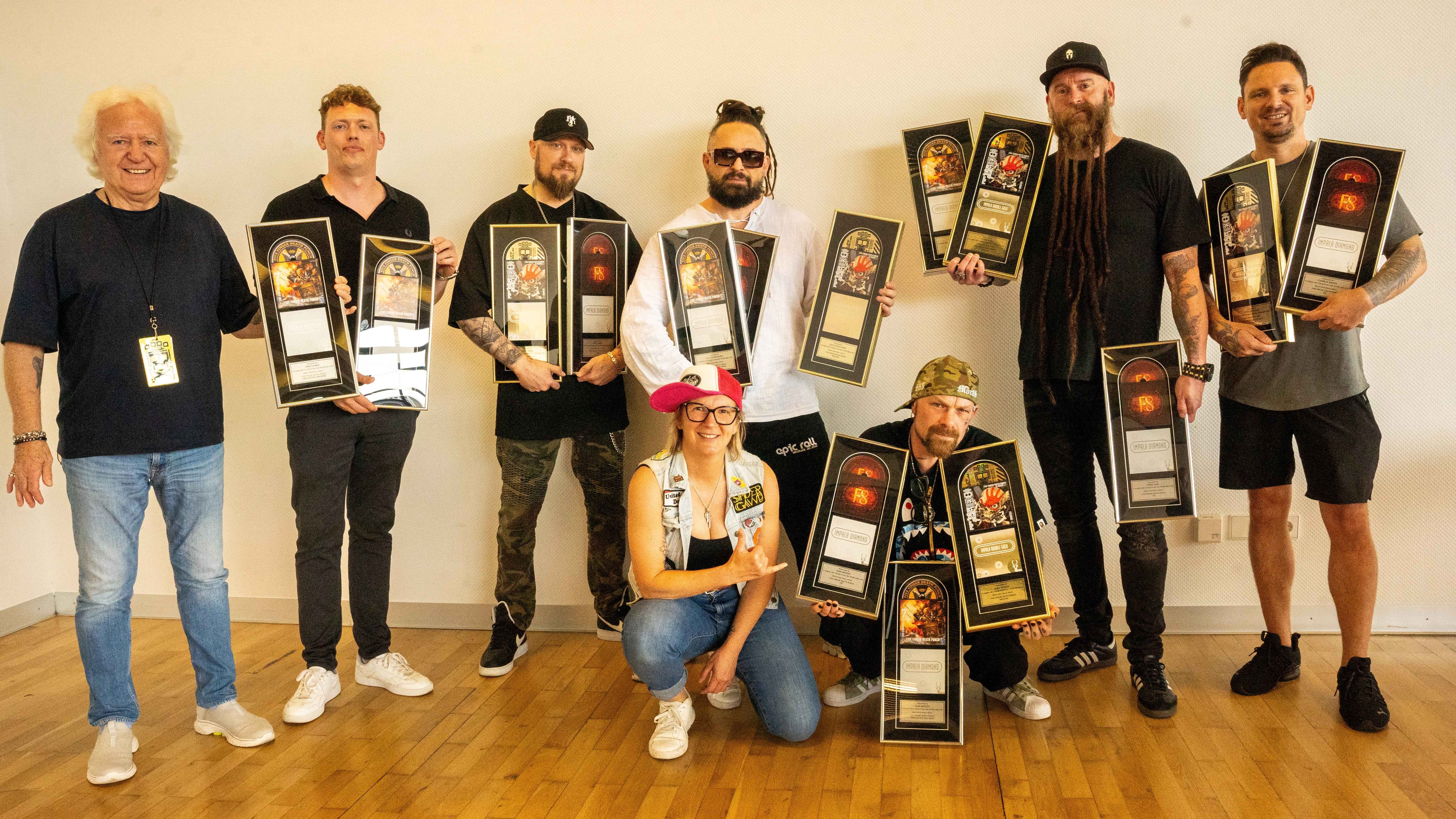 Kamen in Stuttgart für die Präsentation der Impala-Awards zusammen: Ossy Hoppe (Wizard Live), Victor Lang (Better Noise Music), Andy James (Band), Claudia Appel (Beastie Butterfly), Zoltan...