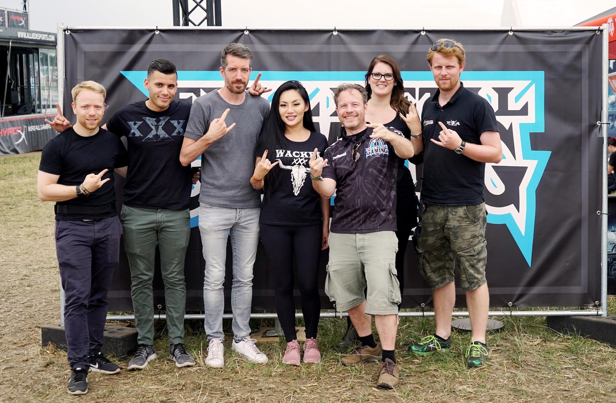 Feierte in Wacken: Tina Guo (Mitte) mit ihremTeam