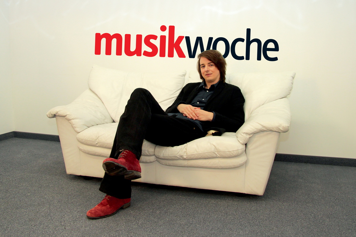 Gewinnt beim Echo Jazz 2015 zwei weitere Preise und ist mit "Weltentraum" auch noch am Echo für Schlagzeuger Eric Schaefer beteiligt: Michael Wolny, hier auf der weißen Couch von MusikWoche