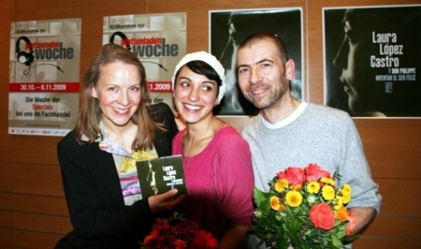 Beim Konzert im KulturKaufhaus (v.l.n.r.): Geschäftsführerin Julia Claren, Laura López Castro und Don Philippe