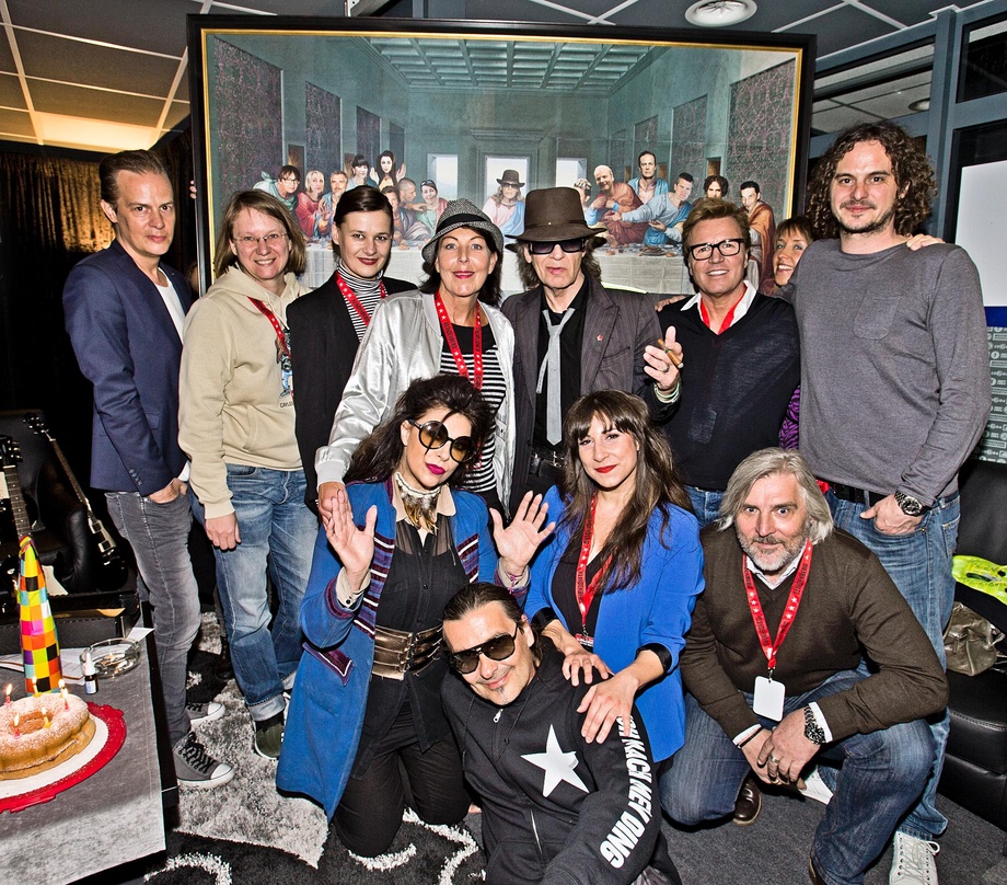 Zum 70. Geburtstag von Udo Lindenberg ließen es sich Warner-Music-Chef Bernd Dopp und sein Team nicht nehmen, dem Geburtstagskind im Rahmen seiner Proben zur Stadiontour auf Schalke persön...