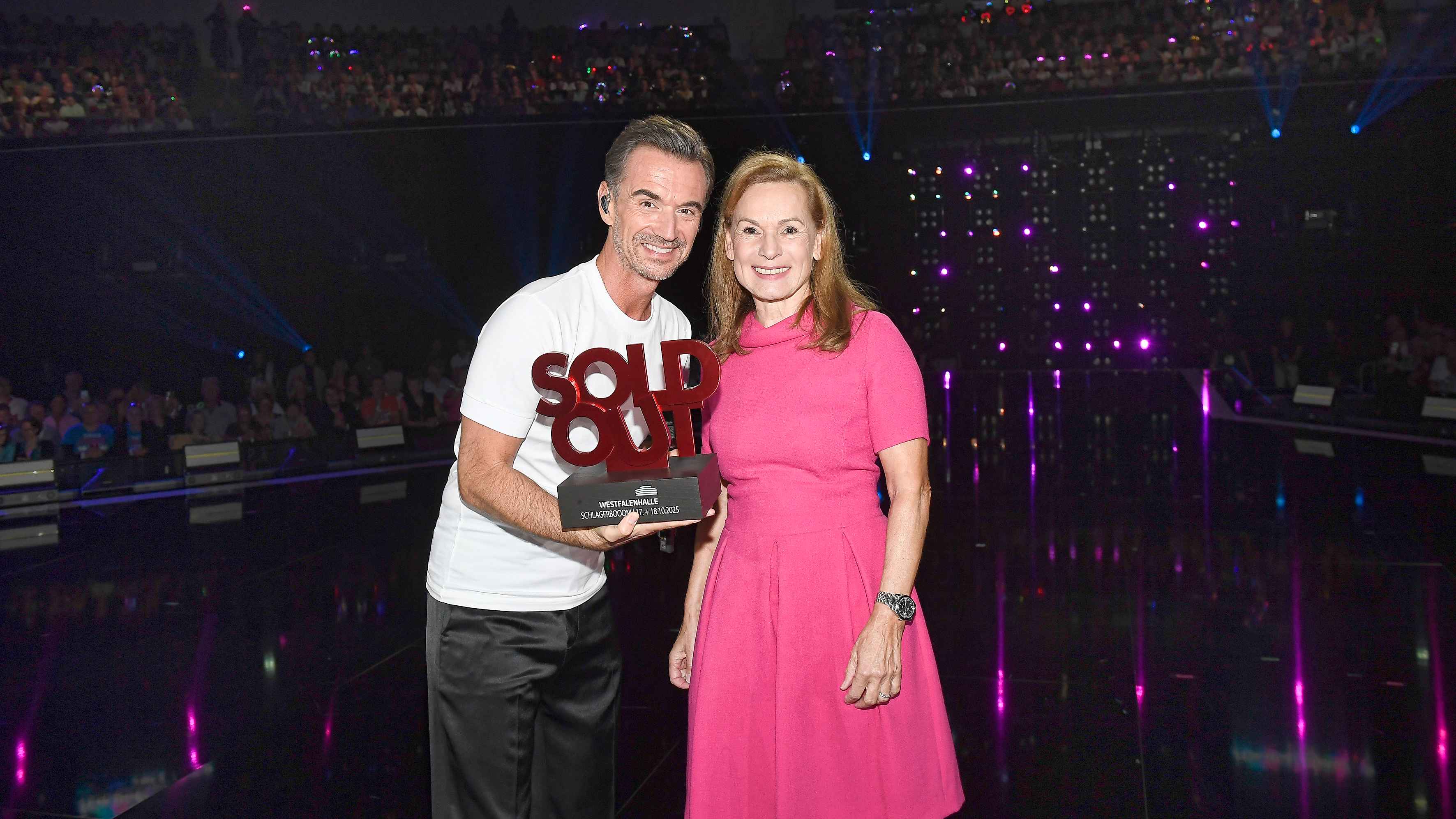 Bei der Verleihung des Sold Out Awards: Sabine Loos (Westfalenhallen Dortmund) und Florian Silbereisen. Foto: Dominik Beckmann/Jürgens TV