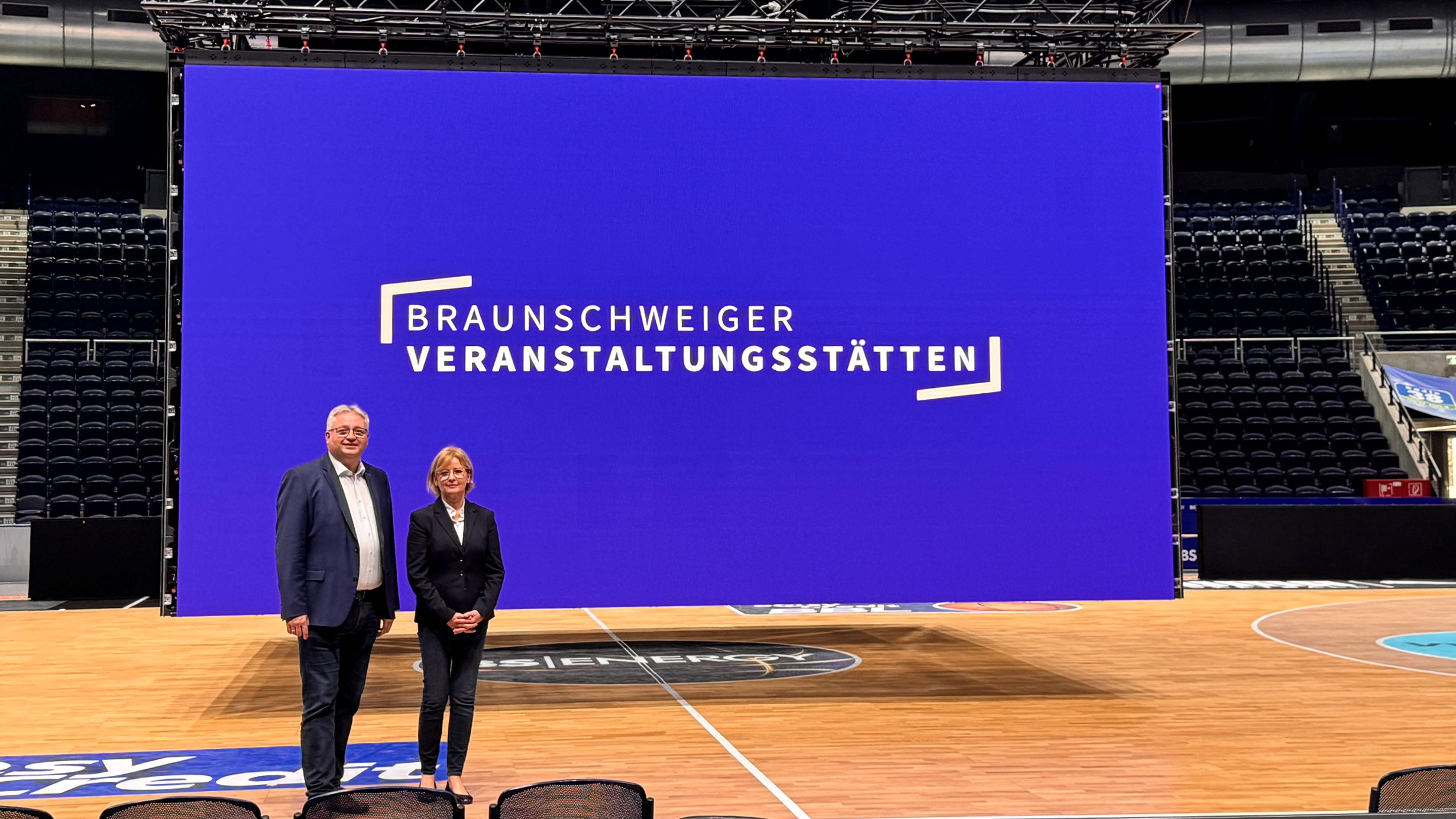 7a2c1536 09eb 47e6 9e99 7cd127f3e2a9 Vor dem Videowürfel in der Arena der Volkswagen Halle mit neuem Dachmarkennamen: Stephan Lemke (Geschäftsführer Braunschweiger Veranstaltungsstätten) und Anke Kapphammel (stellvertretende ...