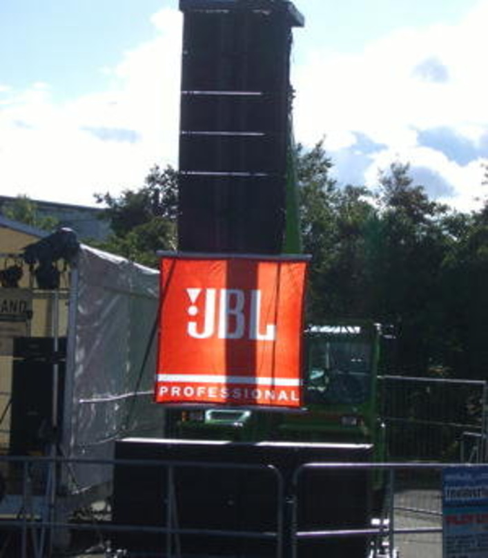 Verstärkte über 1800 Gitarristen: Equipment von JBL und Crown