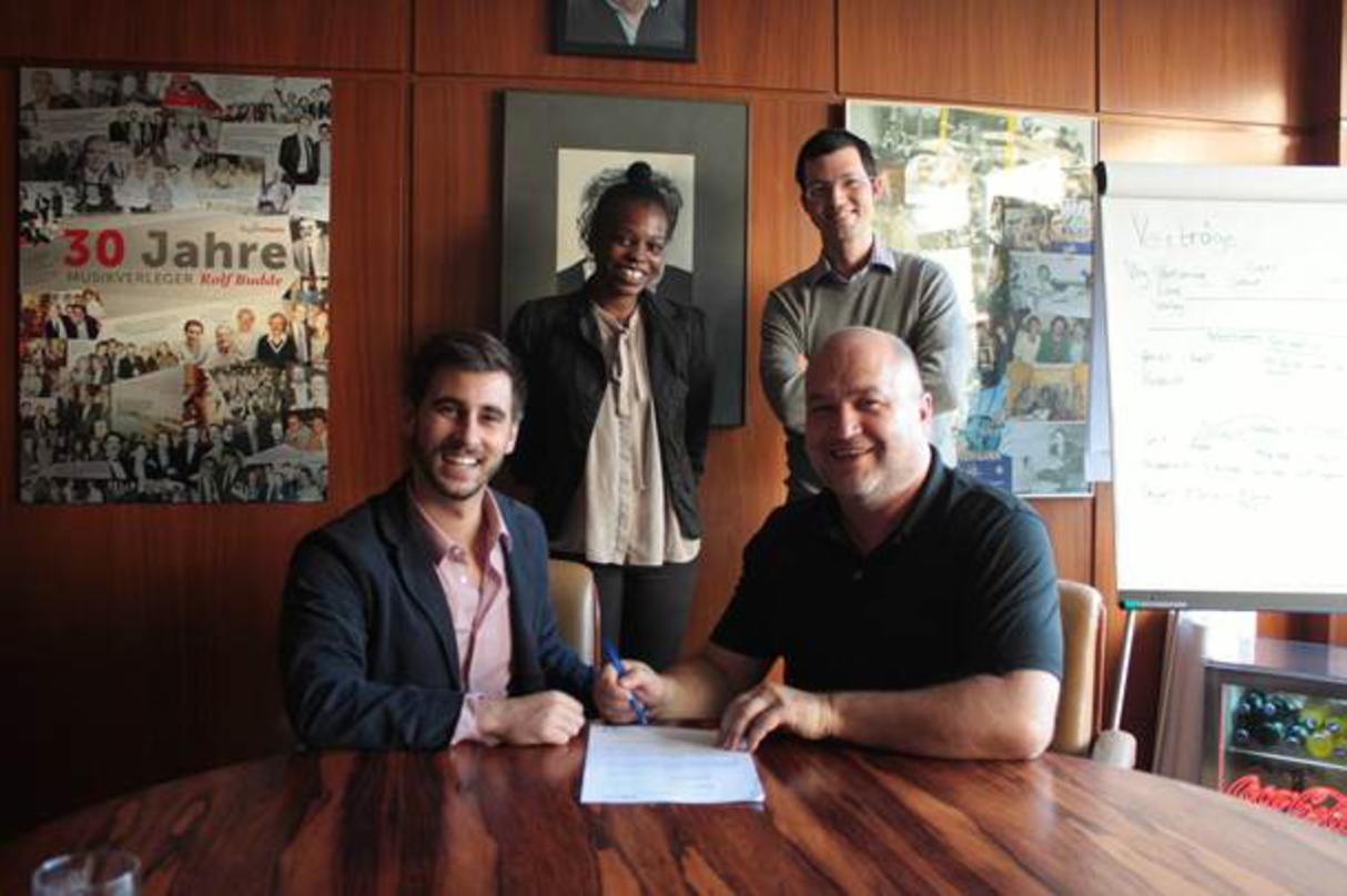 Bei der Vertragsunterzeichnung (von links): Benjamin Budde (Budde Music), Ingrid Yeboah (kick.publishing), Kolja Spohn (Budde Music) und Jürgen Evers (kick.publishing)