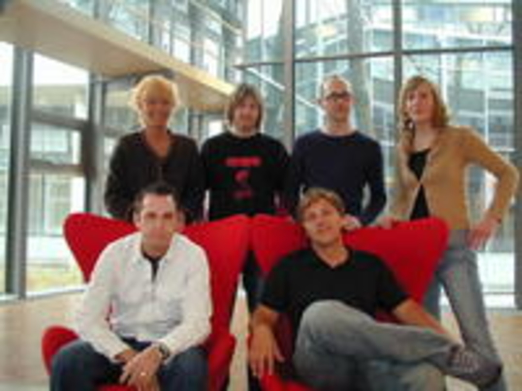 Bringen BMG zum Tanzen (hinten, v.l.n.r.): Teamassistentin Alice Quaet-Faslem, Michael Lössl (Senior Product Manager), Product Manager Matthias Beck, Sandra Nowak (Assistentin Jörg-Florian...