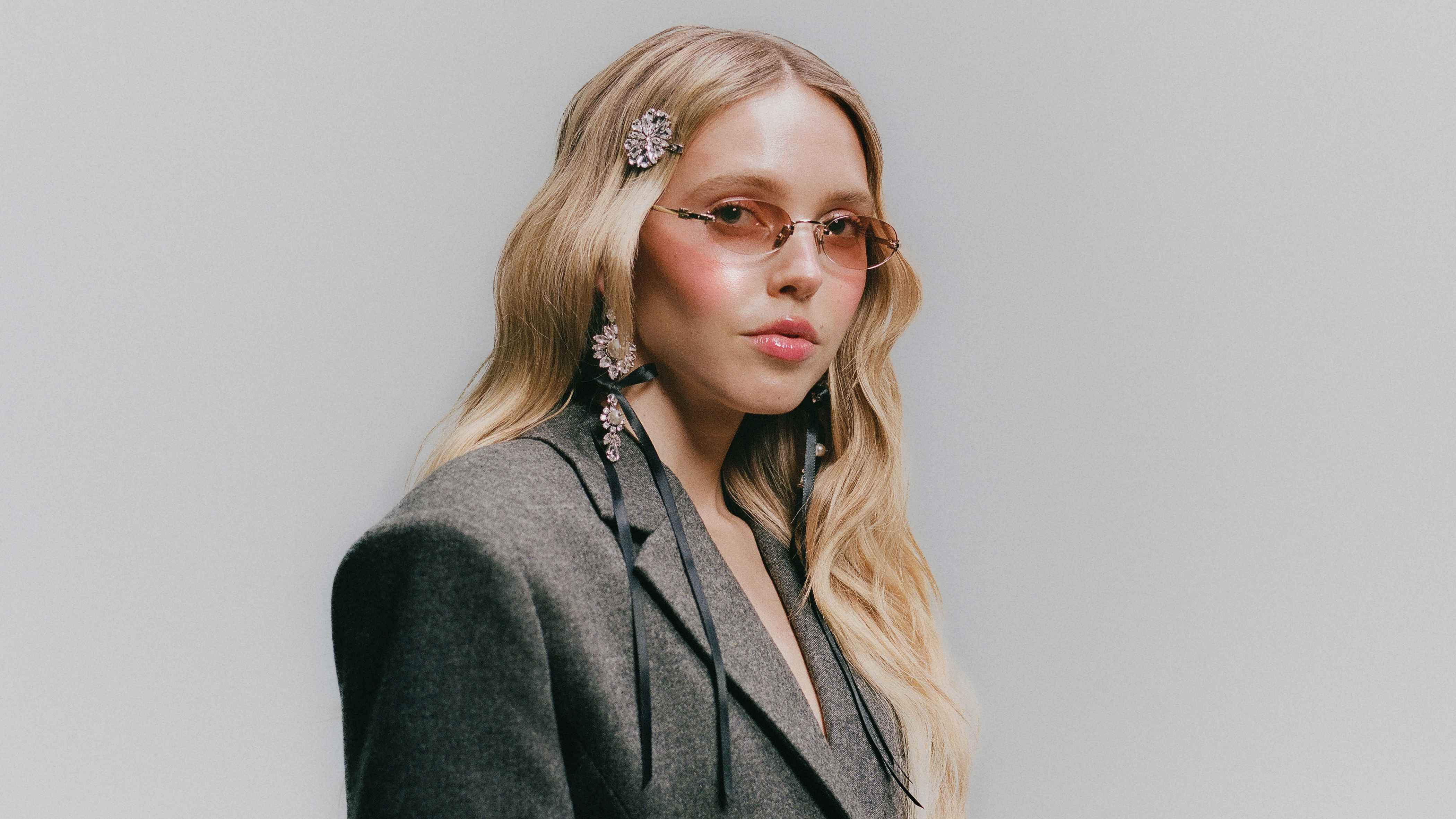 Hat gemeinsam mit dem Künstlermanagement Uwe Kanthak einen Vertrag mit Givenchy unterzeichnet: Lina Larissa Strahl.