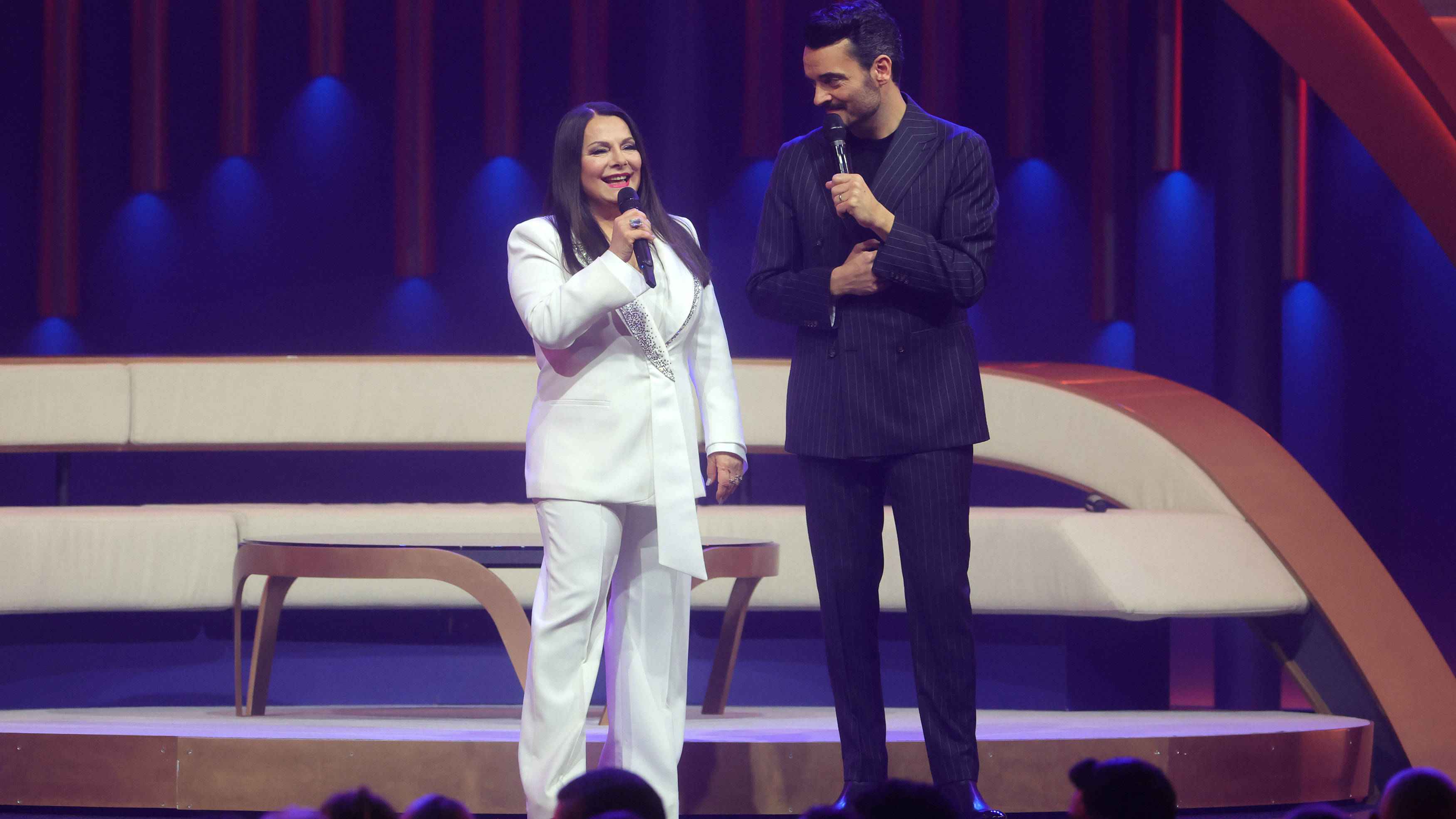 Setzte sich gegen "Chefsache ESC 2025" durch: "Die Giovanni Zarrella Show", hier die Begrüßung von Marianne Rosenberg durch Moderator Giovanni Zarrella.