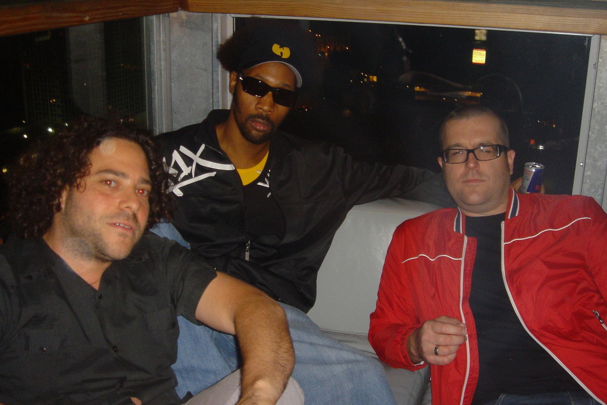 Nach einer langen Partynacht (v.l.n.r.): DJ San Gabriel (HipHop Don't Stop), RZA/Bobby Digital und Gregor Stöckl (Marketing Director Continental Europe, Bodog Music)