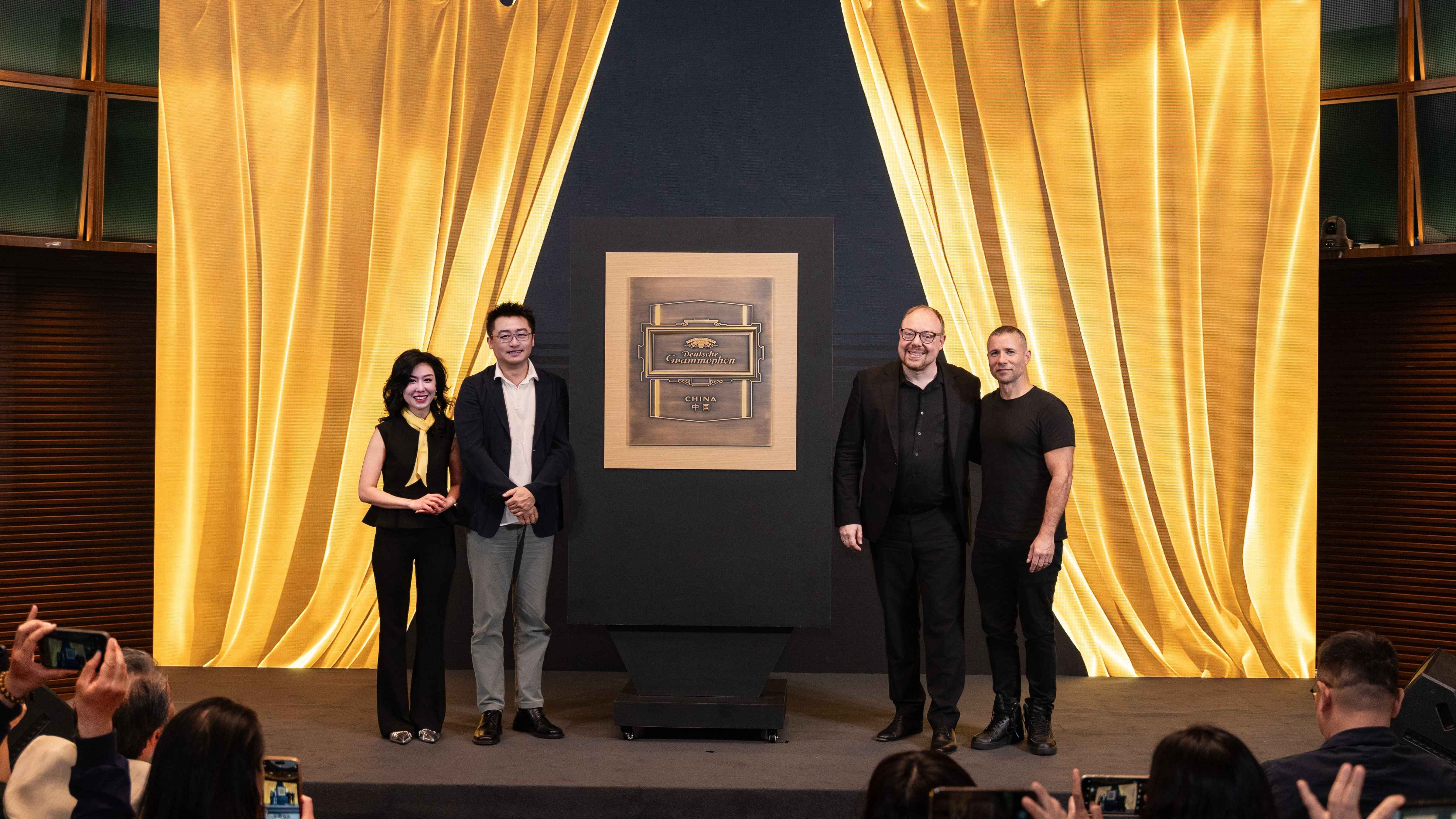 Stellten DG China und Blue Note Records in Shanghai vor (von links): Stacy Yang (Deputy Director Universal Music Group), Timothy Yu (Chairman & CEO Universal Music Greater China), Clemens ...