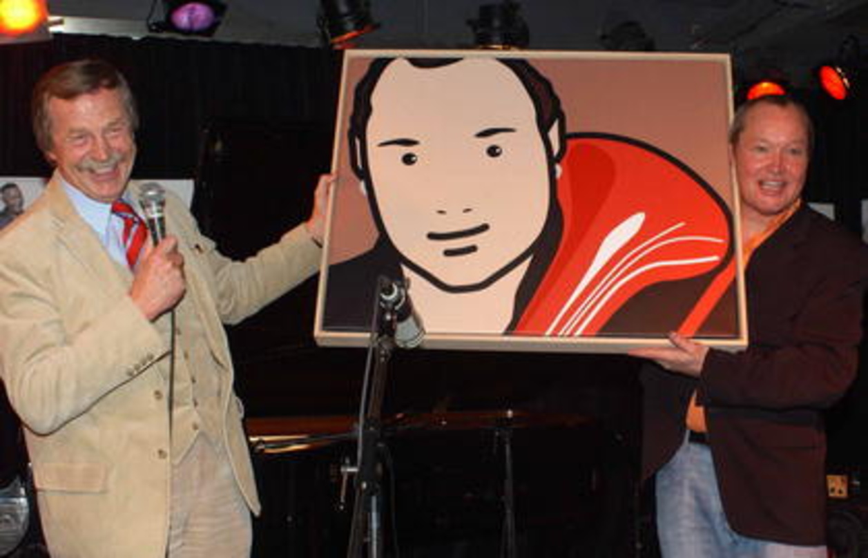 Überreichte dem Jubilar ein Portrait als Geschenk: Siegfried Loch (l.) mit Nils Landgren