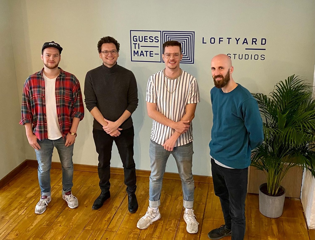 Sind nun auch Studiobetreiber (von links): Tobias Bogdon (YouNotUs), Gian Köhler (Managing Partner Guesstimate), Gregor Sahm (YouNotUs) und Martin Heuser (Managing Partner Guesstimate)