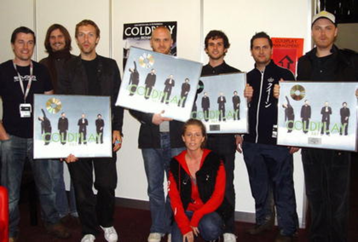 Feierten das Edelmetall: Das Team von EMI Music Austria und Coldplay