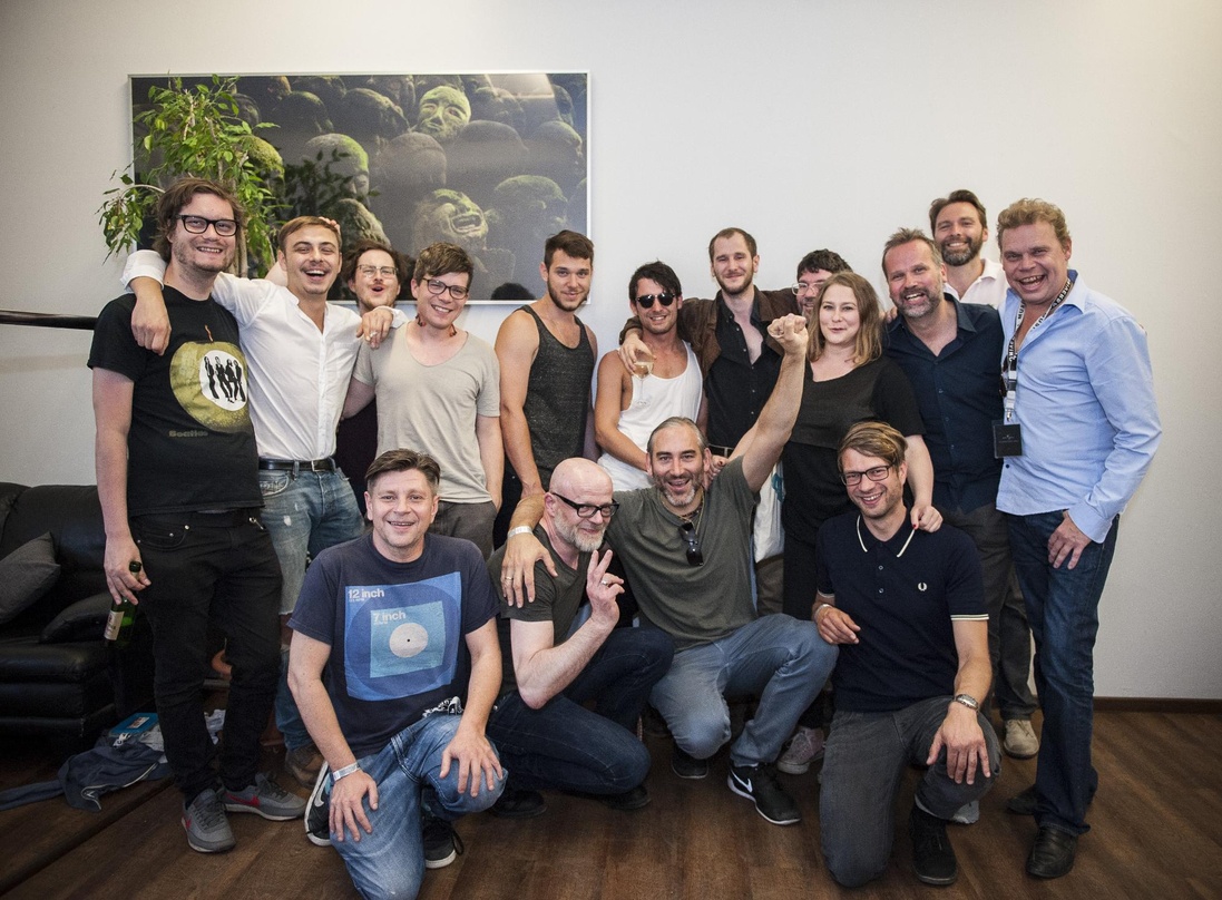 Erst "Amore", jetzt "Bussi": Die Formation Wanda mit ihren neuen Partnern