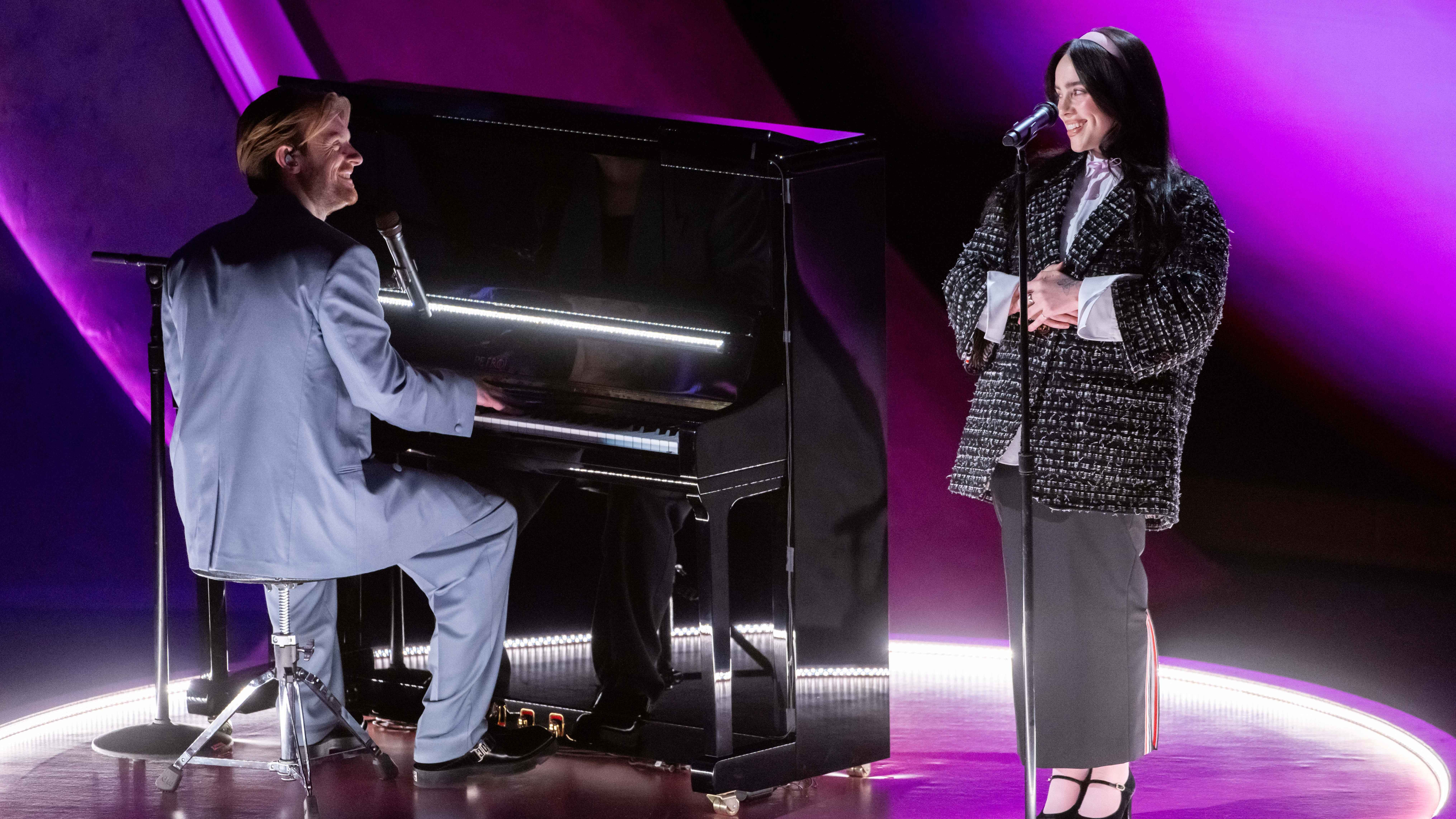 Spielen im Rahmen von "FireAid": Finneas und Billie Eilish.