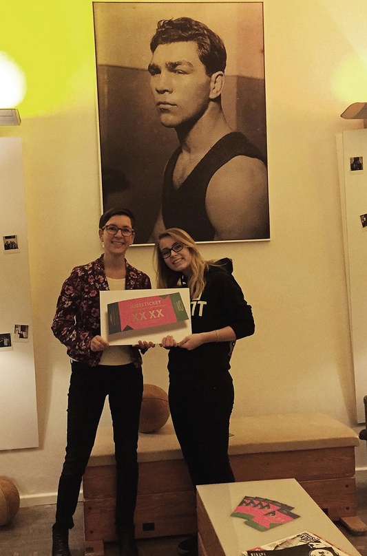 Bei der Preisübergabe (von links): Sybil Franke (Velomax Berlin Hallenbetriebsgesellschaft) und die Gewinnerin Lisa Marie Tenbrinck