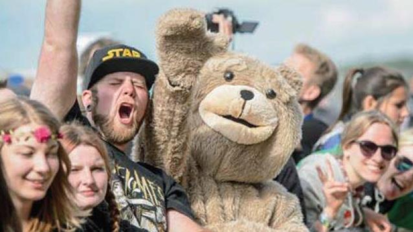 Mit Kappe und Band-Shirt in der ersten Reihe: Merch-Artikel sind aus dem Live- und Festivalgeschehen wie hier beim Southside Festival 2015 nicht wegzudenken