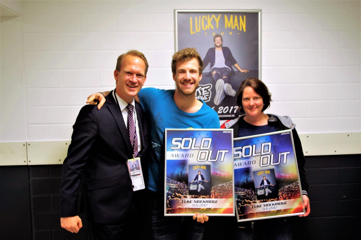 Bei der Awardübergabe (von links): Stefan Löcher (Arena Management), Luke Mockridge und Stefanie Bairlein (MTS Live)