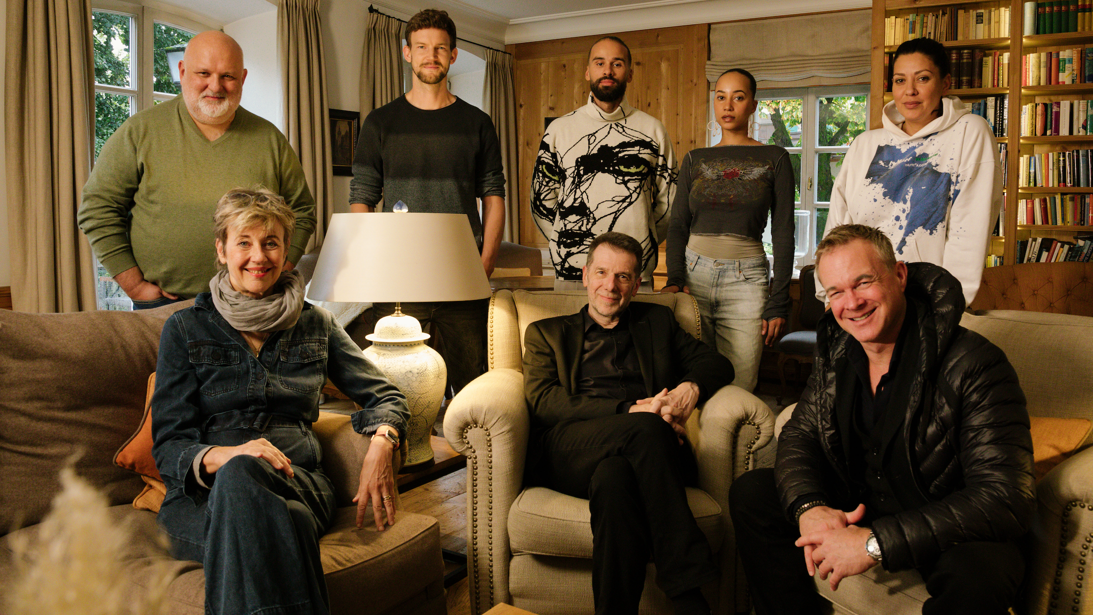 Bilden die Jury für den Deutschen Musikautor*innenpreis 2025 (hinten, von links): Ali N. Askin, Lukas Hainer, Luís Cruz (Lucry), Jennifer Allendörfer (Suena) und Jasmin Shakeri sowie (vorn...