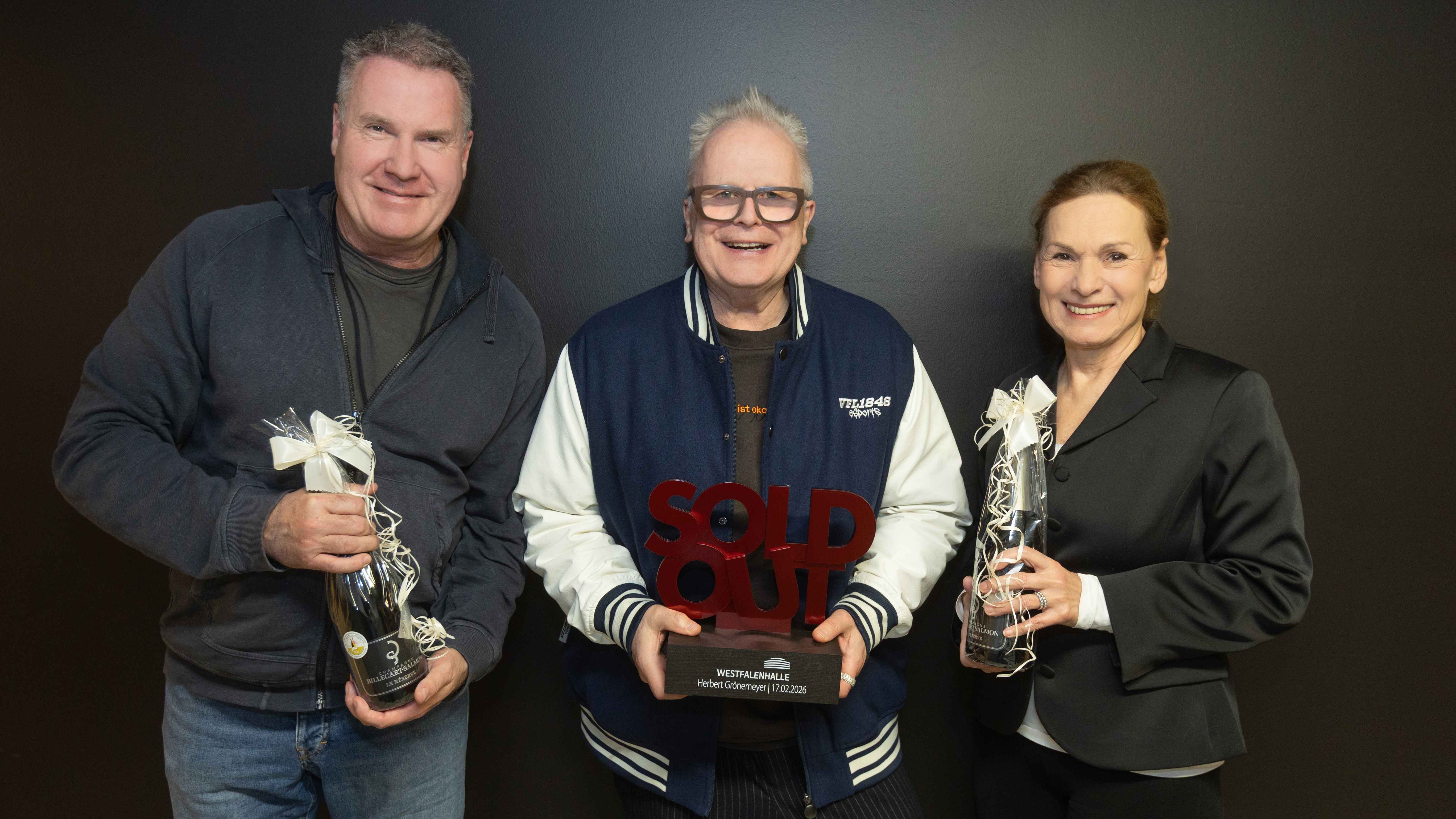 7b0db944 68fa 45ad 9a53 26ab1abfee57 Bei der Verleihung (von links): Veranstalter Dirk Becker (Dirk Becker Entertainment), Herbert Grönemeyer und Sabine Loos (Hauptgeschäftsführerin der Westfalenhallen Unternehmensgruppe).