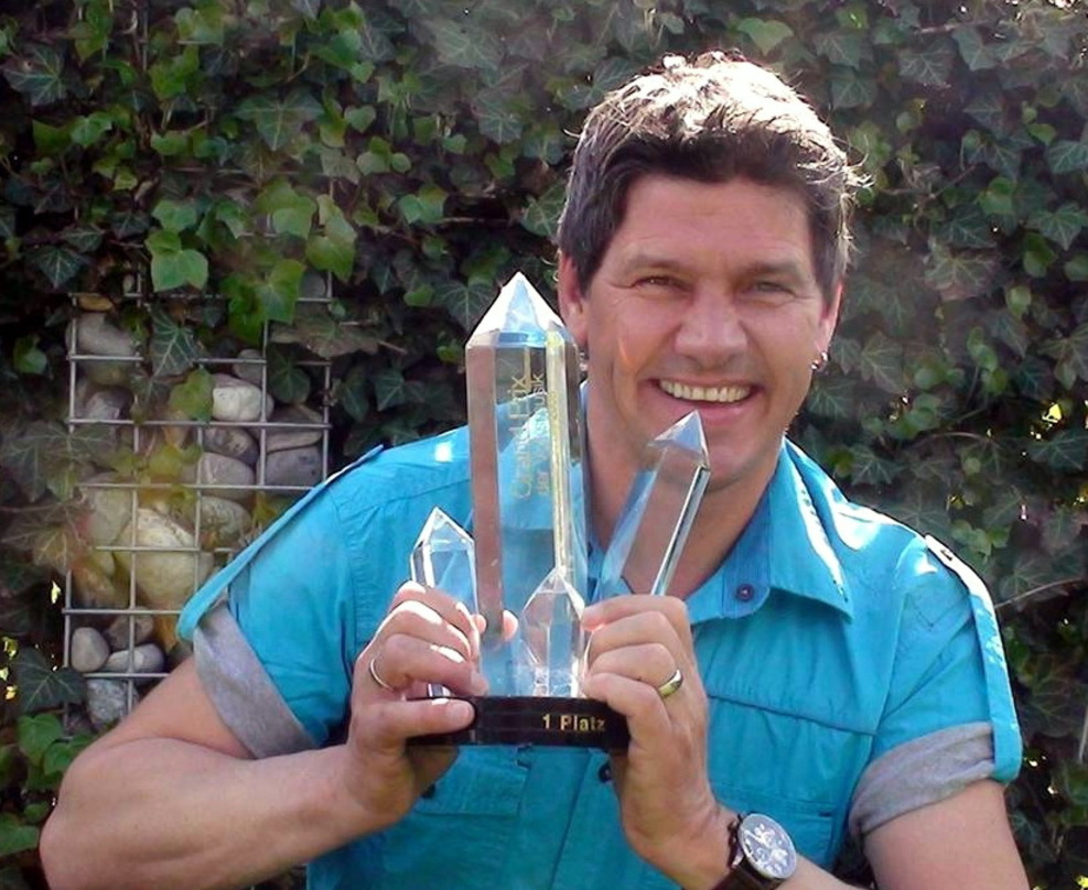 Will auch ohne die Klostertaler Erfolge feiern: Gerhard Tschann mit seiner Trophäe für den ersten Platz beim Grand Prix der Volksmusik