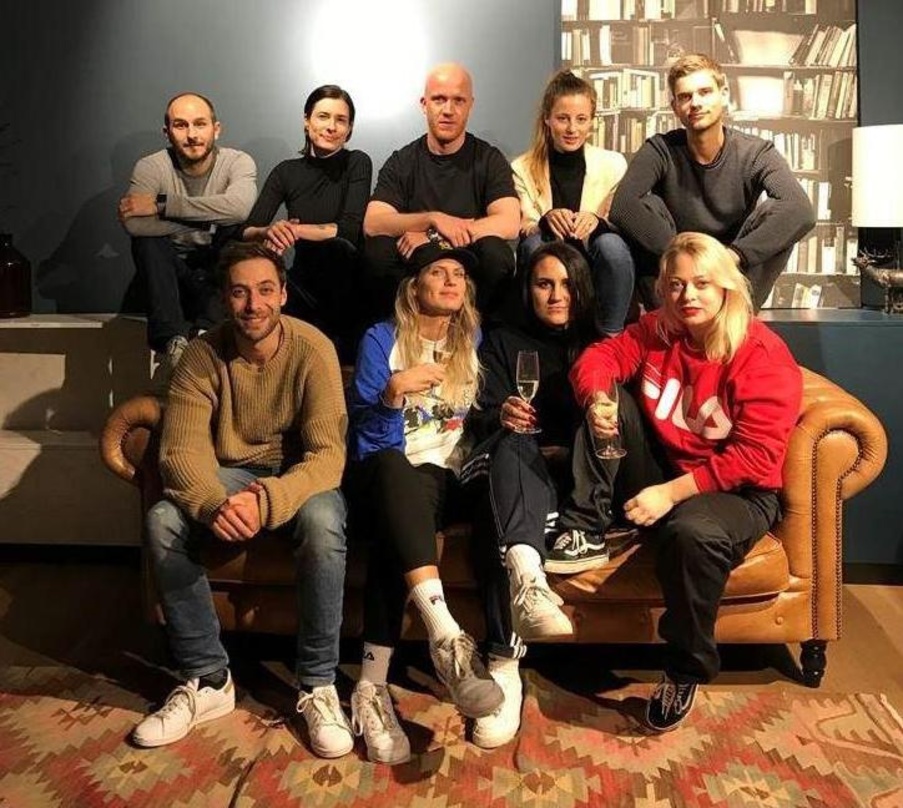 Besiegelten die Zusammenarbeit (hinten, von links): Jörg Peters (Editorial Partnership Manager PIL/Virgin Records), Lisa Steinhäuser (Manager A&R PIL/Virgin Records), Alexander Neipp (Head...