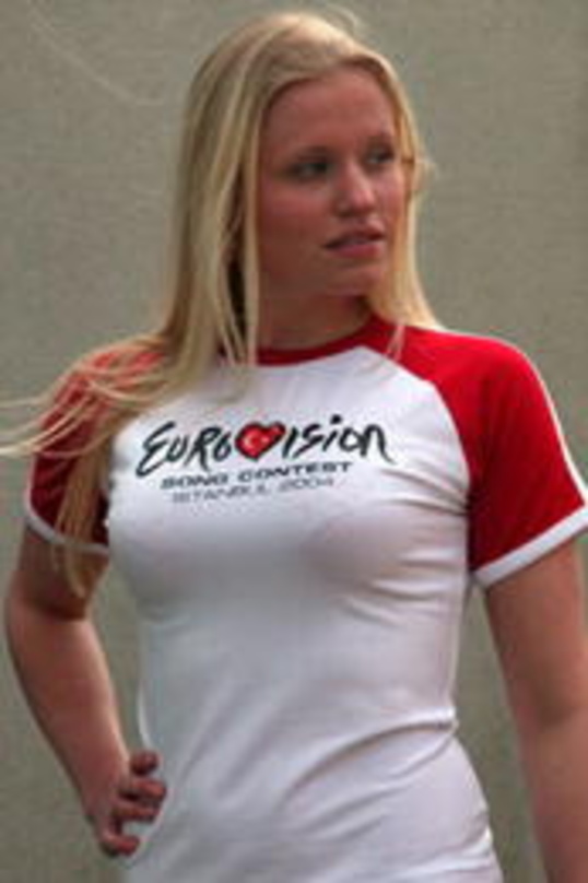 Farbe bekennen für 20 Euro: Grand-Prix-T-Shirt-Trägerin