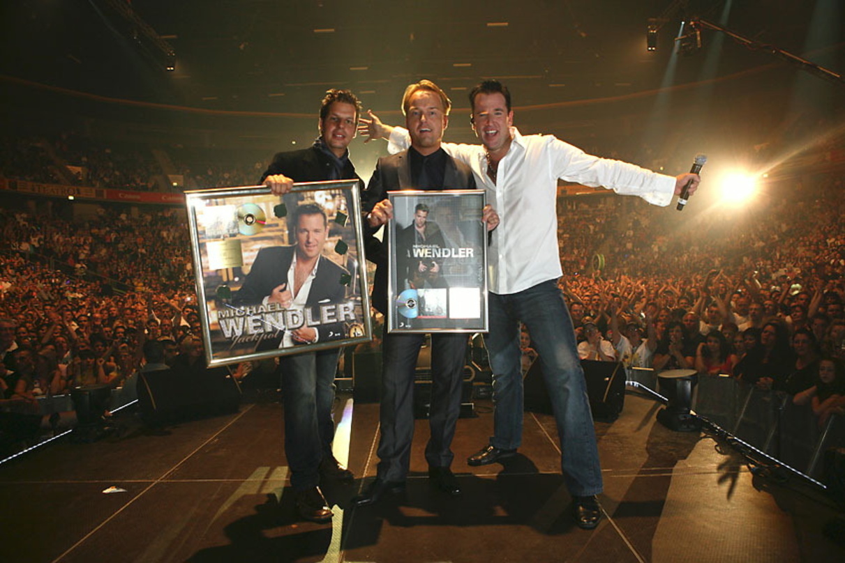 Überraschten Michael Wendler (r.) mit seinem ersten Platin-Award: Ken Otremba (l., Head of Marketing Ariola) und Wendlers Manager Markus Krampe (M.)
