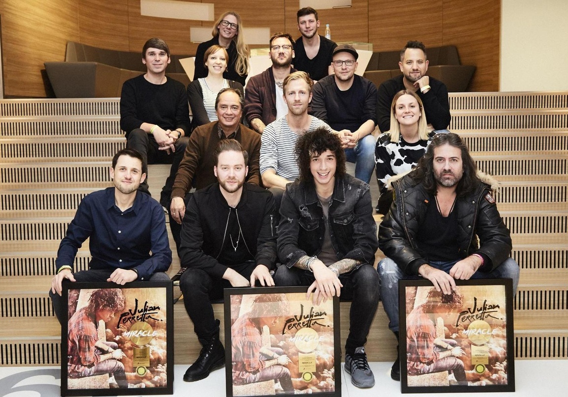 Bei der Award-Verleihung in München: Julian Perreta (vorn, zweiter von rechts) und sein Team