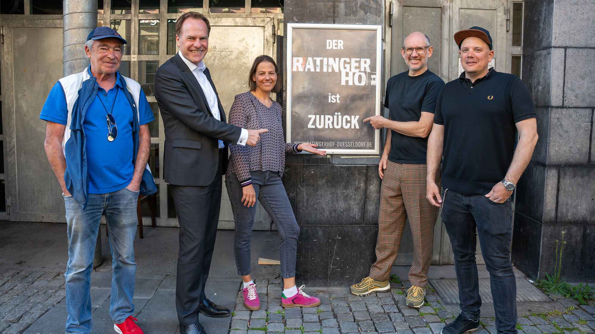 7b7c1b7b b08a 477f b414 03d67ec9a066 Bei der Eröffnung des Ratinger Hofs (von links): Berni Lewkowicz (concert team nrw), Düsseldorfs Oberbürgermeister Stephan Keller, Daniela Stork, Michael Brill (beide D.Live) und Nico Hamm...